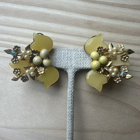 VTG  Earrings 1.5" Thermoset Tulips Flower Faux Pearls Rhinestones‎ Gold Plated - Picture 1 of 7